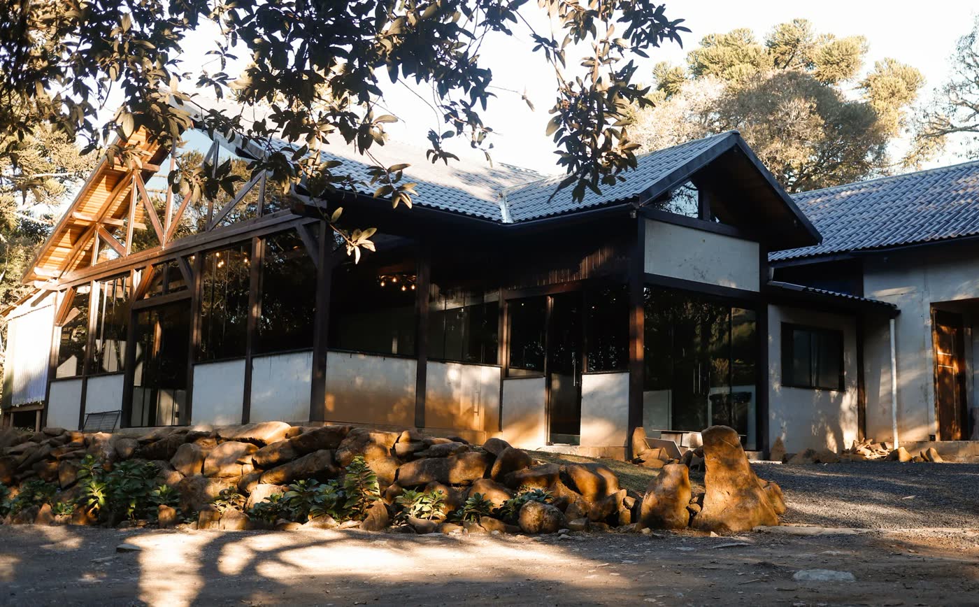 Casa de madeira com varanda, usada como espaço de encontros