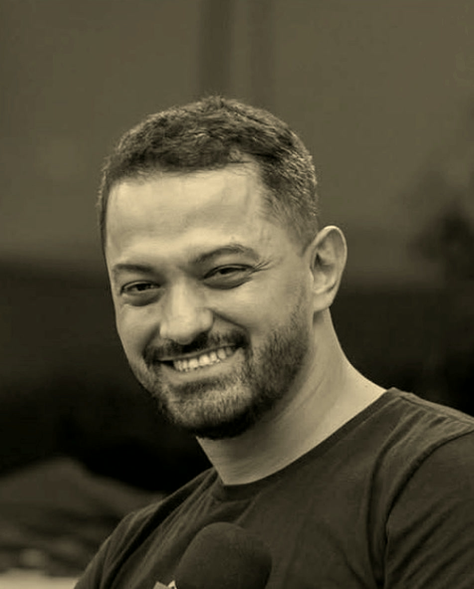 Rodrigo Lamin sorrindo, de camiseta escura, numa Roda de Liderança